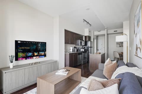 Successful Airbnb property: Modern Lakeside 1BR Condo in Downtown Toronto! in Spadina—Fort York
