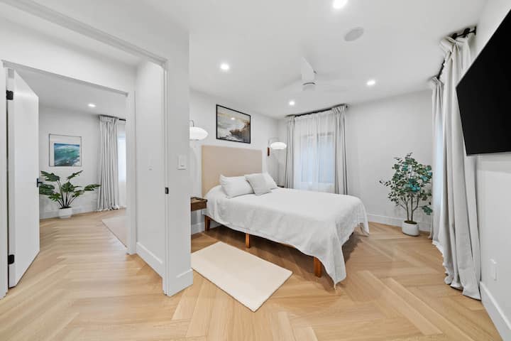 Ingia kwenye chumba hiki cha kulala cha msingi chenye utulivu, mapumziko yenye utulivu yaliyoundwa kwa ajili ya mapumziko ya hali ya juu. Chumba hicho kina kitanda kizuri na kimejaa mwanga wa asili.