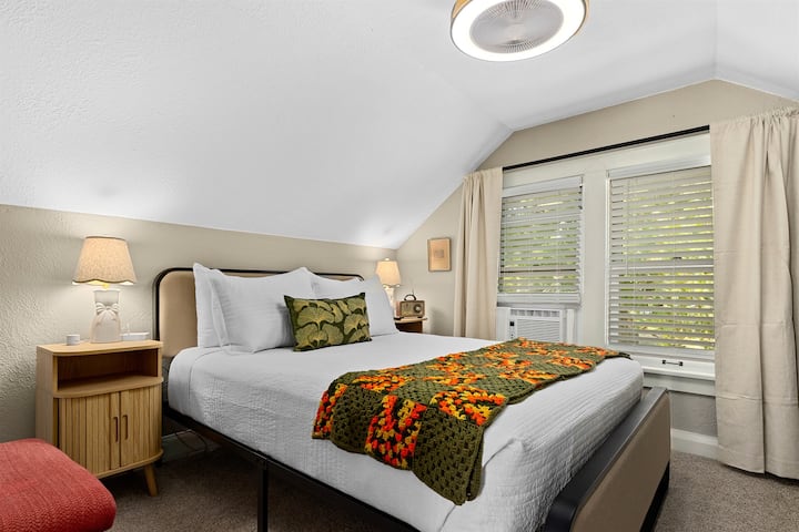 Arriba, dormitorio con cama tamaño queen