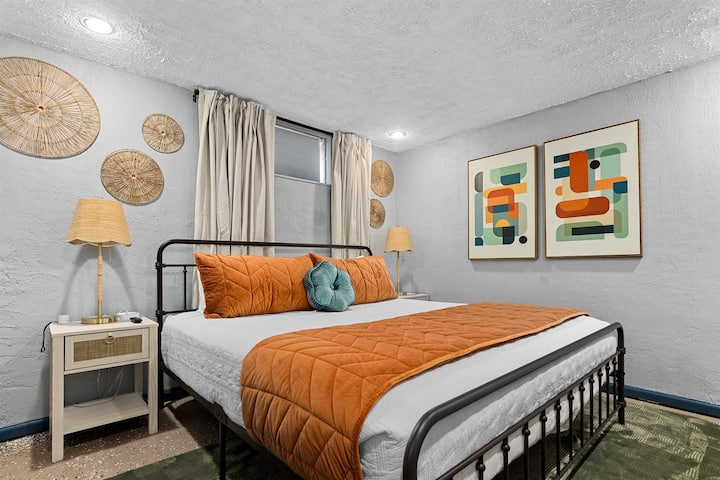 Dormitorio con cama tamaño king en el nivel inferior