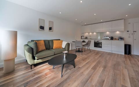 Successful Airbnb property: Modern 1 Bed Apartment in Gravesend w Games Room in Cobham