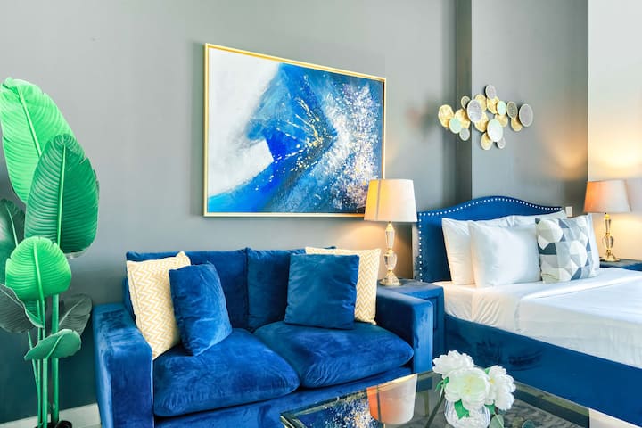 พื้นที่นั่งเล่นตกแต่งด้วยโซฟา 2 ที่นั่งและโต๊ะกาแฟ