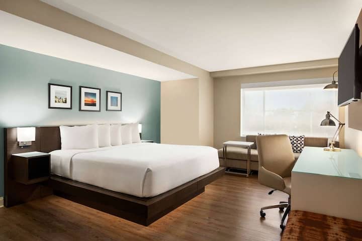 Wyndham Newport | 1 King Bed | Near Downtown - Newport, RI