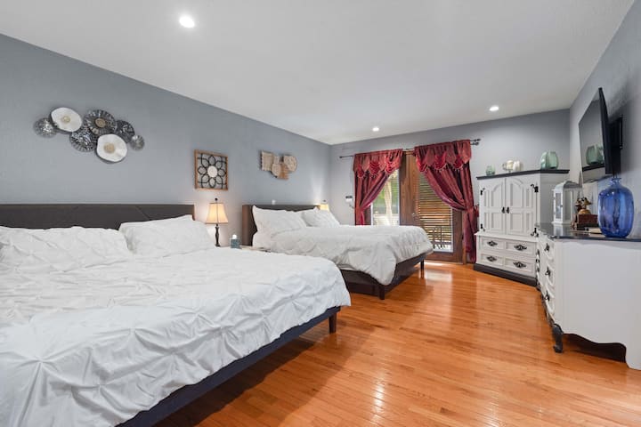Con dos cómodas camas tamaño king, un vestidor y un armario para ayudar a mantener tus artículos personales organizados durante tu estancia y una entrada privada al patio trasero.