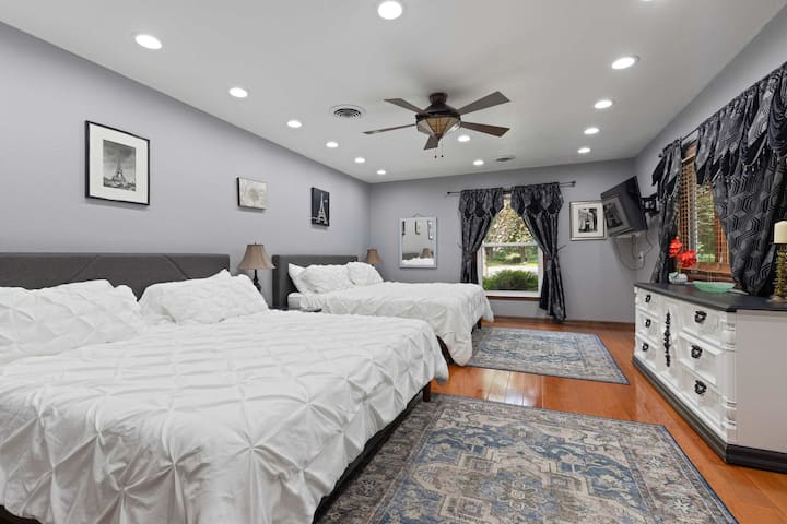 Amplio dormitorio con dos acogedoras camas tamaño king, decoración elegante y una vista serena perfecta para relajarse. 