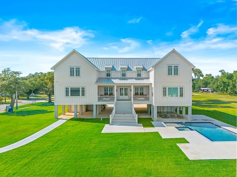 Refined Coastal Living: Elegant Beachfront Retreat