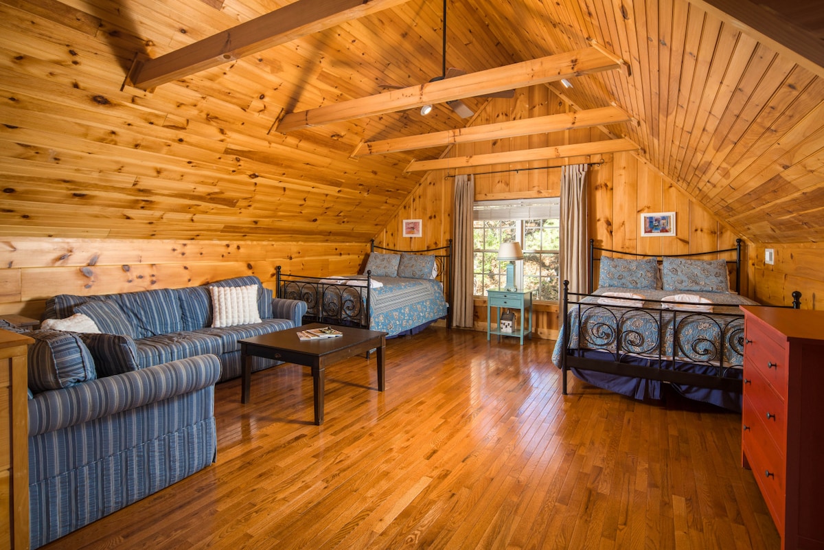 საძინებელი 5 | ორი 150‑179‑სმ ზომის საწოლი, ხის პანელებიანი კედლები, ჭერის ბოძები და დასასვენებელი სივრცე