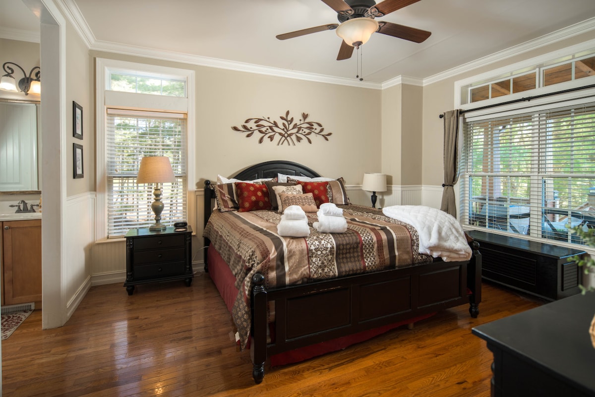 საძინებელი 1 | მყუდრო საძინებელი 193×203 სმ ზომის საწოლითა და საკუთარი სააბაზანოთი