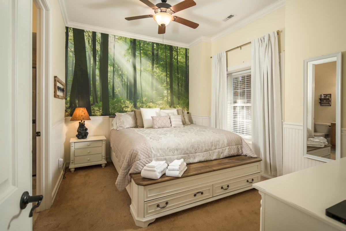 საძინებელი 2 | საწოლი 193×203 სმ, საკუთარი სააბაზანო, ტელევიზორი, ჭერის ვენტილატორი და მყუდრო დეკორი