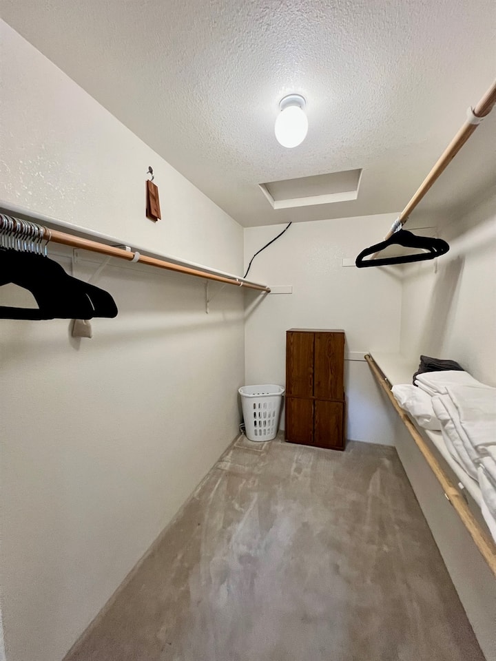 Prostrani ugradbeni ormar nudi dovoljno prostora za vješanje i praktične police kako bi vaše stvari bile organizirane tijekom čitavog boravka.