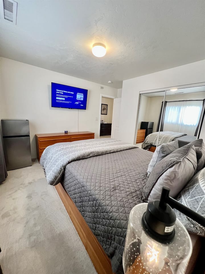 Ova udobna spavaća soba za goste ima udoban bračni krevet, 50-inčni pametni televizor i vlastiti mini-hladnjak za privatna pića i grickalice.