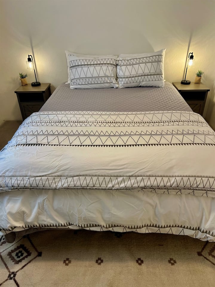 Opustite se u udobnoj trećoj spavaćoj sobi s plišanim bračnim krevetom i mekom posteljinom.