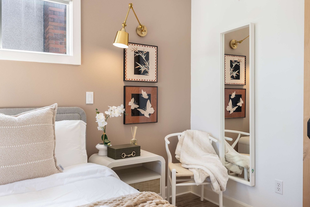 Топлите, приветливи детайли с уютно спално бельо, златни акценти и меко осветление създават спокойно уединение.