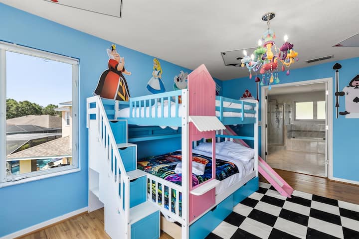 Habitación de princesa y de cuento de hadas: decoración caprichosa con toboganes y literas de castillo.