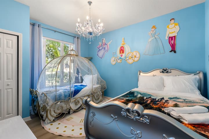 Habitación Cinderella Carriage: con una caprichosa cama de carruaje y obras de arte de la noche mágica de Cenicienta.