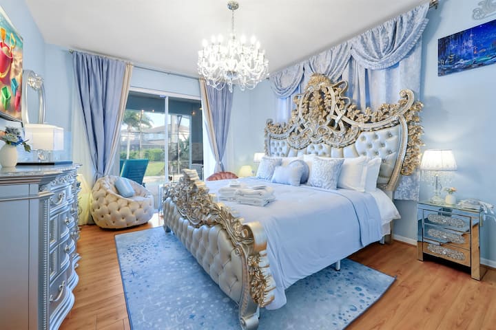 Impresionante suite principal con muebles majestuosos, iluminación de candelabro y decoración de castillo: ¡una verdadera experiencia de Cenicienta cerca de Disney!