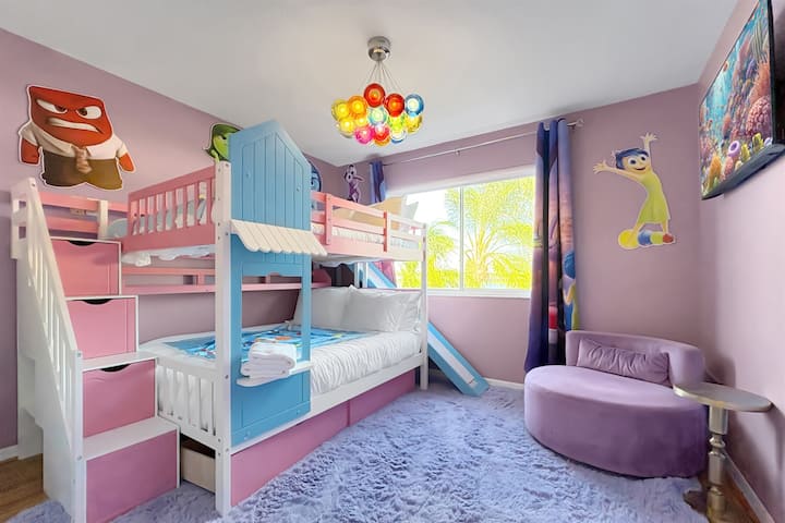 Dormitorio con temática de la princesa encantada y el sapo, con divertidas literas y detalles coloridos, donde la imaginación cobra vida cerca de Disney.