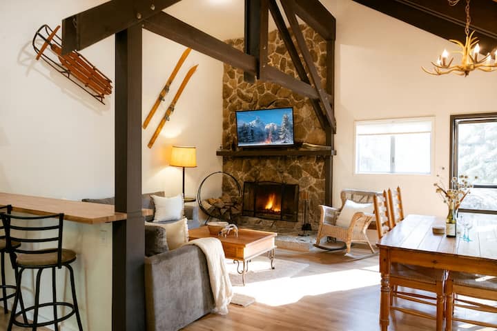Treehouse Retreat | Sleeps 10 | Big Deck - Shaver Lake, CA