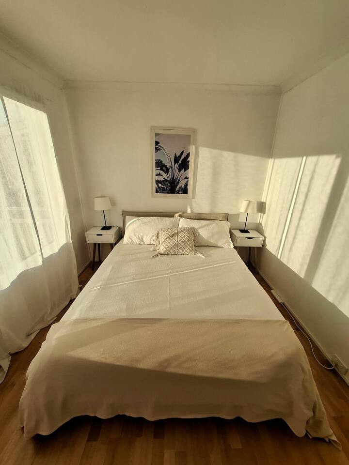 Një hapësirë ftuese e mbushur me dritë dhe rehati, e projektuar për net të qeta dhe mëngjes të qetë.