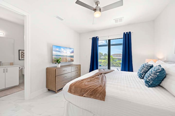 Segunda suite con cama tamaño king con baño privado y acceso al Lanai
