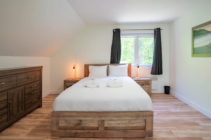 Glavna spavaća soba (mezanin) – bračni krevet