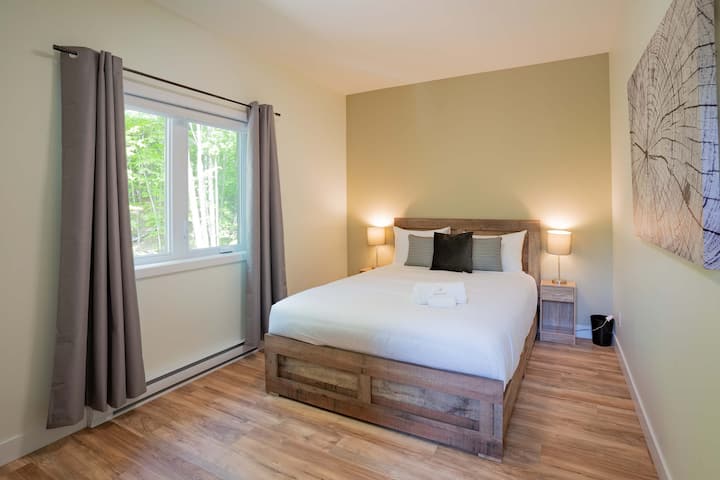 Soba u prizemlju - bračni krevet (širine 150-179 cm).