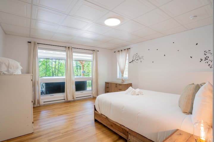 Velika spavaća soba u prizemlju – bračni krevet – sofa