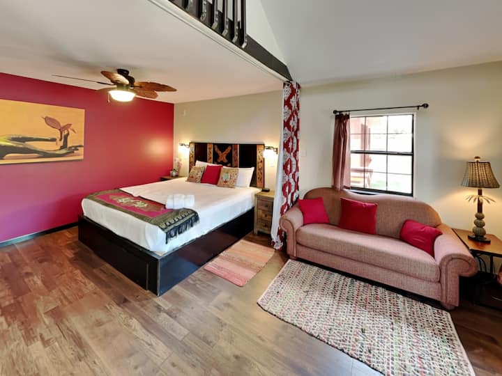 Sabaidii Guesthouse A | Cozy, Downtown Home - Rockport, TX