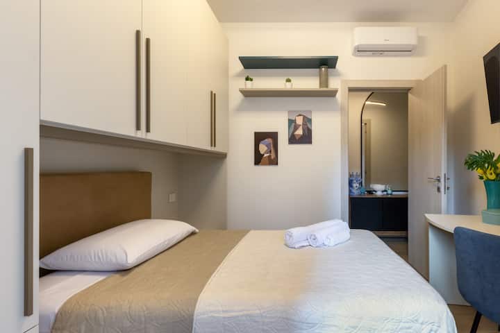 Спална соба со брачен кревет (широк 150-179 см)