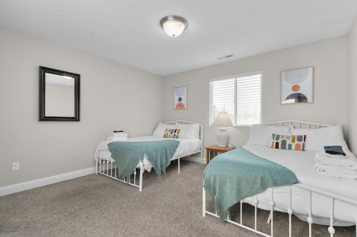 Slaapkamer 4 | Twee tweepersoonsbedden | Gezellig beddengoed en modern decor