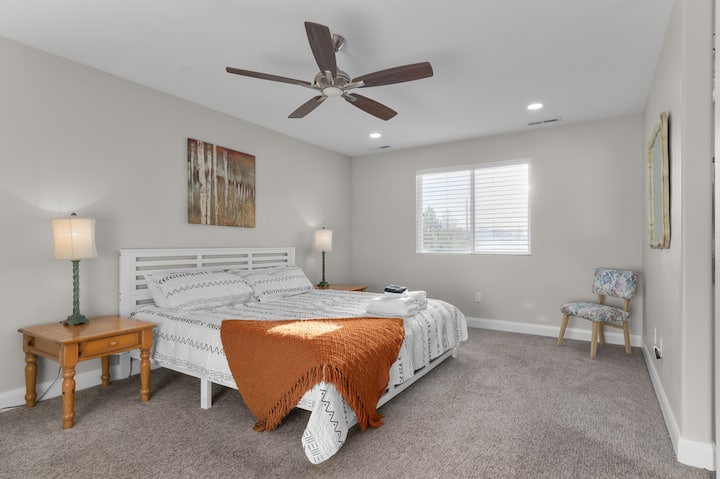 Slaapkamer 1 | Kingsize bed | Plafondventilator + natuurlijk licht