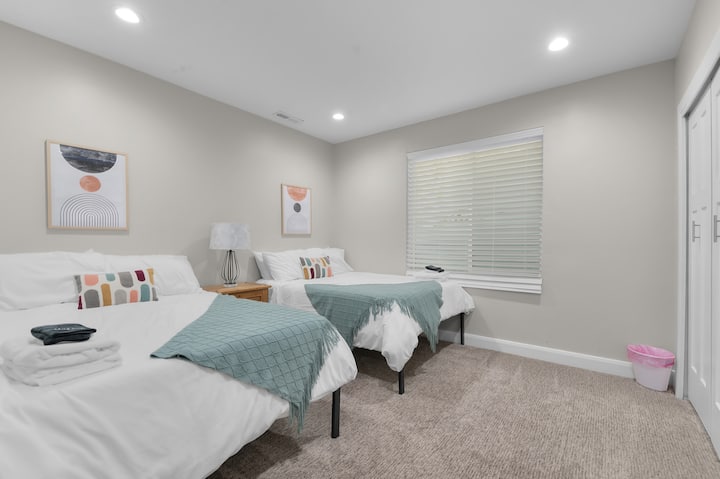 Slaapkamer 5 | Twee volledige bedden | Gezellig beddengoed en modern decor