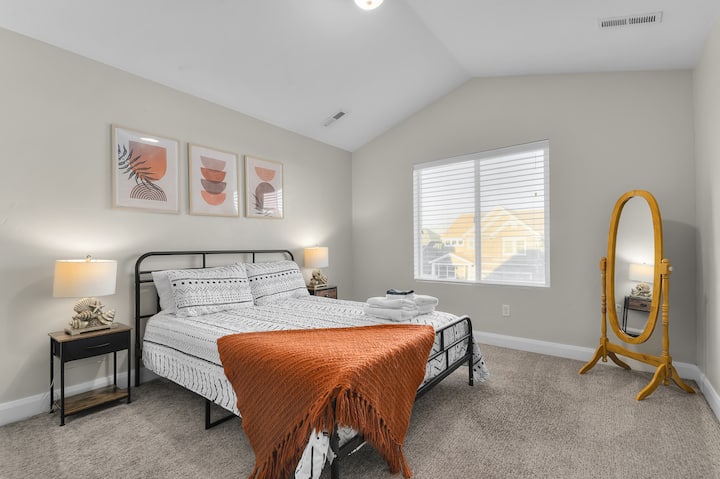 Slaapkamer 3 | Gezellig queensize bed | Natuurlijk licht + spiegel over de volledige lengte