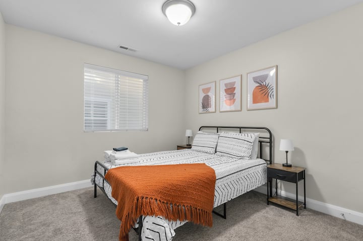 Slaapkamer 2 | Queensize bed | Modern decor + knus beddengoed