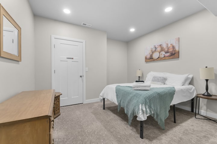 Slaapkamer 6 | Tweepersoonsbed | Gezellige verlichting en dressoir