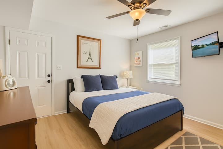Lower Level Guest Room with Queen Bed.