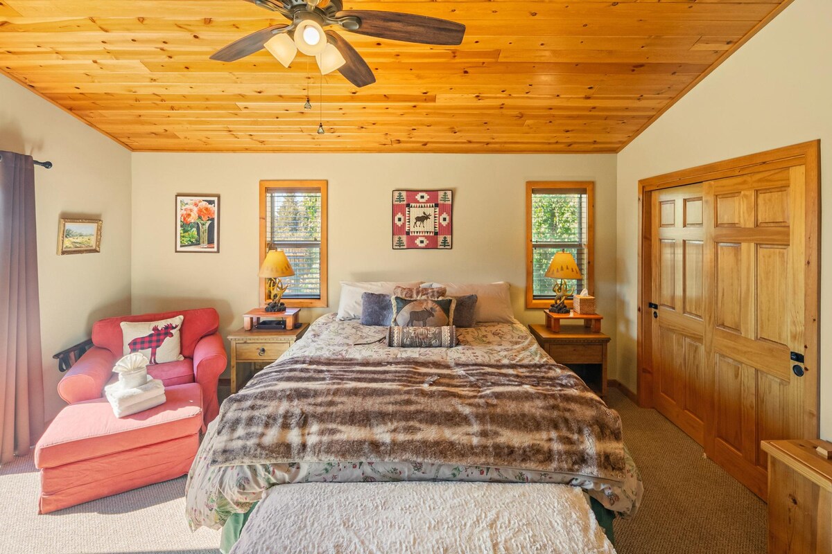 Gorgeous Views! 4 BR LUX Home! HOT TUB! Gameroom! - Houses for