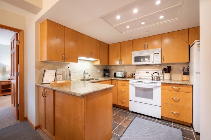 New Apartment | Pool, Hot Tub & Gym | 5 Beds - Whistler