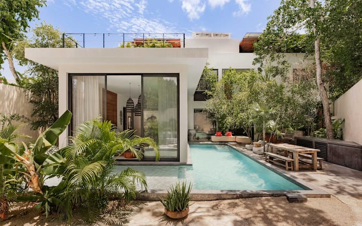 Modern Mansion W/ Large Pool & Rooftop - Tulum
