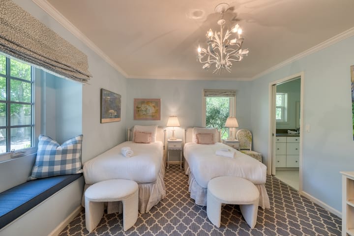 Მე-4 საძინებელში არის ორი ორადგილიანი საწოლი და საზიარო სააბაზანო.