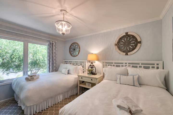 Მე-3 საძინებელში არის ორი სრული საწოლი და საზიარო სააბაზანო.