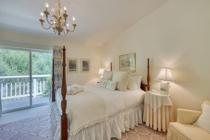 Საძინებელში არის 2 საწოლი 152 × 203 სმ.