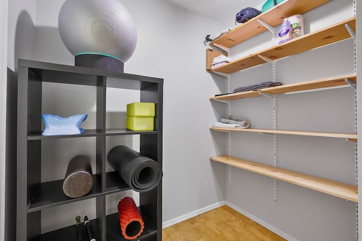 Prostirke i valjci za jogu.