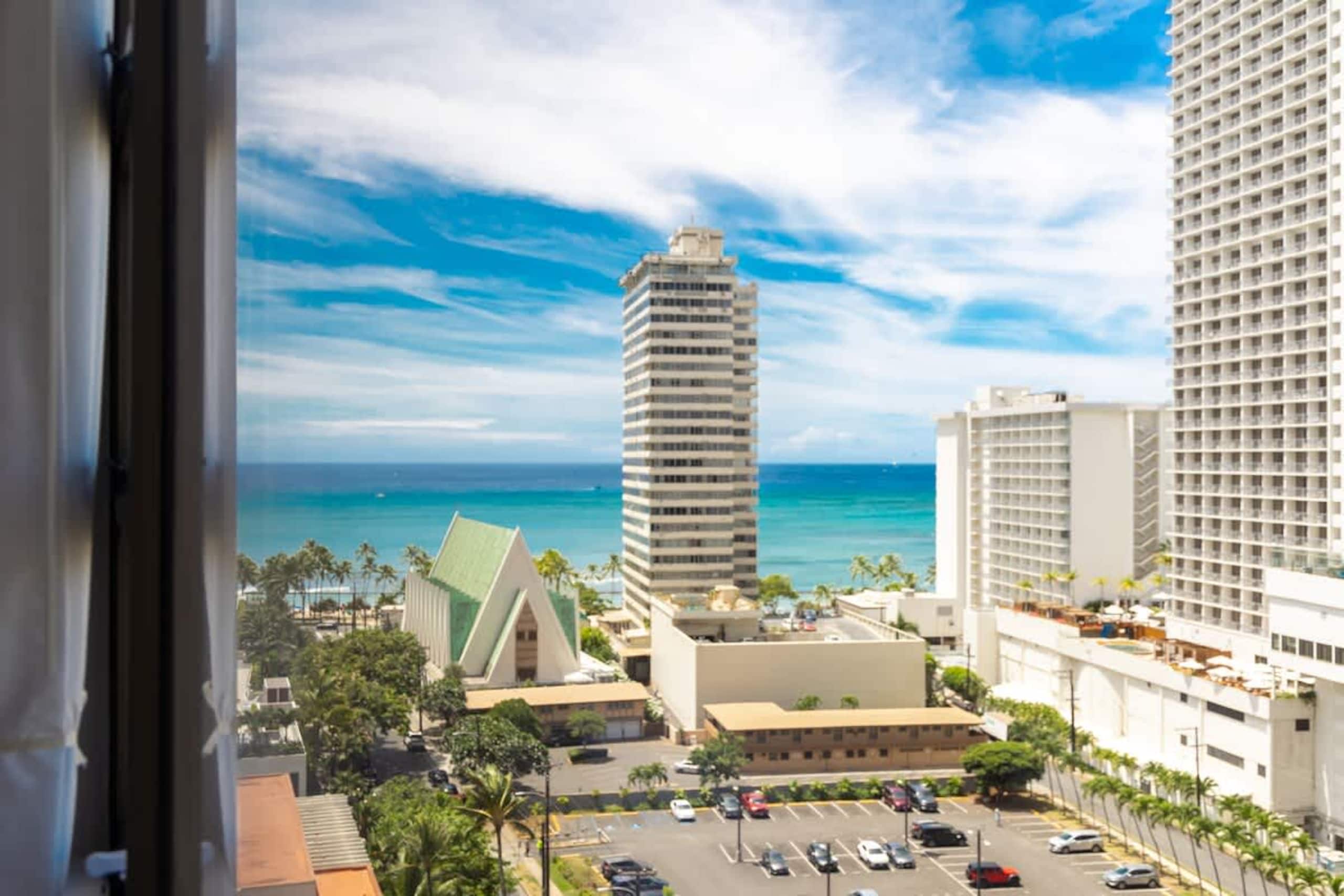 Waikiki condo w/ ocean view & beach access - Image 41
