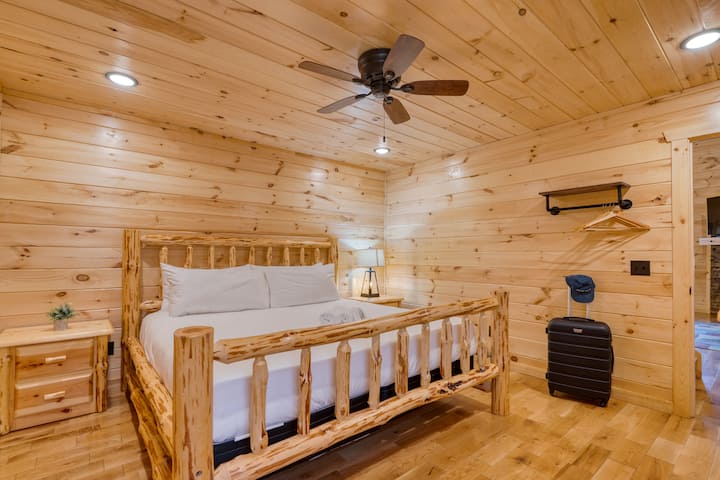 El dormitorio principal cuenta con cama tamaño king, TV y baño privado.