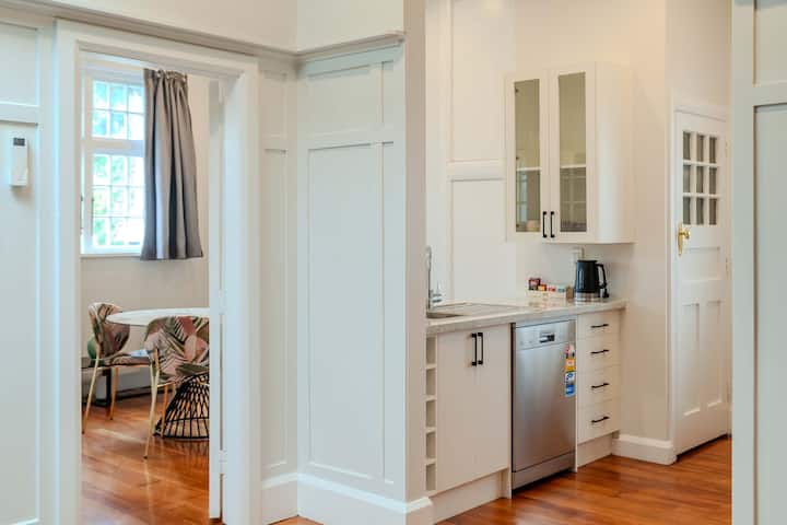 Sunny Coastal Retreat In Wellington’s Oriental Bay - Wellington