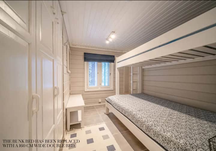 Le lit superposé dans la chambre a été remplacé par un lit double de 160 cm de large.