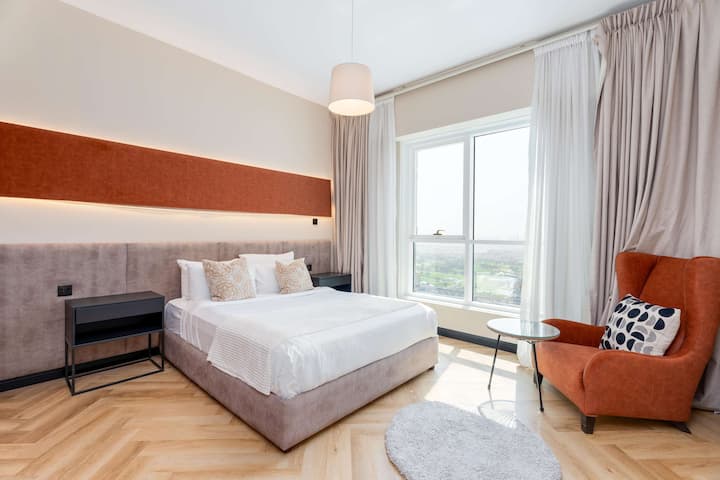 Pohodlná spálňa s veľkým oknom, ktoré zapĺňa priestor prirodzeným svetlom a vytvára svetlé a relaxačné útočisko.
