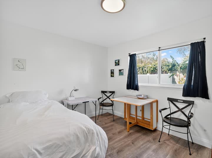 Внатрешен простор, кревет, спална соба, мебел, соба