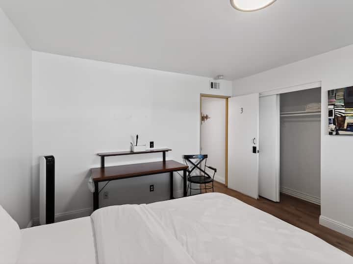 Внатрешен простор, биро, мебел, маса, кревет